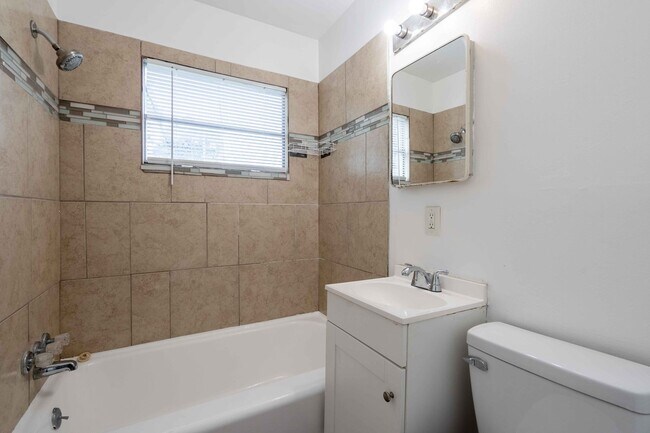 Building Photo - 3 Bedroom, 1 Bath Home!