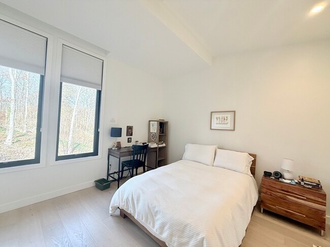 Building Photo - 6 Parkside Dr