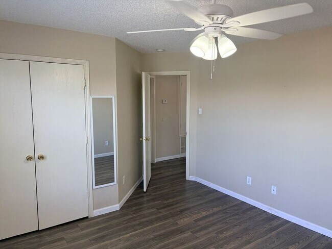 Building Photo - 1525 Melrose Ln