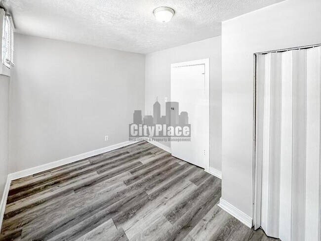 Building Photo - 1319 W 27th St