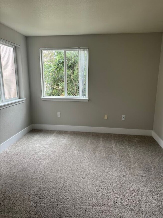 Building Photo - The ideal space to balance life, work and ...