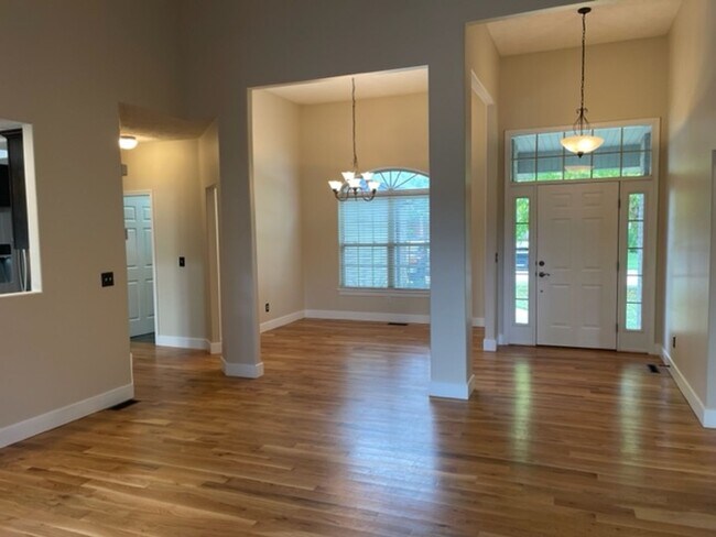 Building Photo - PRE-LEASING - 3 Bedroom in East Republic