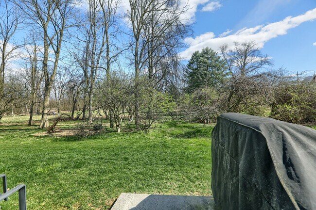 Building Photo - Newer build 2,000 sq ft 3/BR 2.5 bath luxury townhome