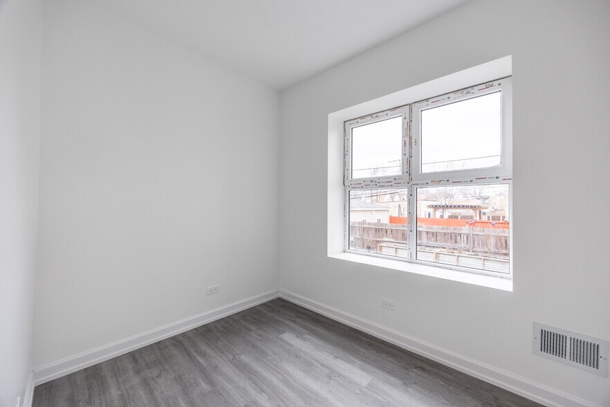 Building Photo - 1014 N Hamlin Ave