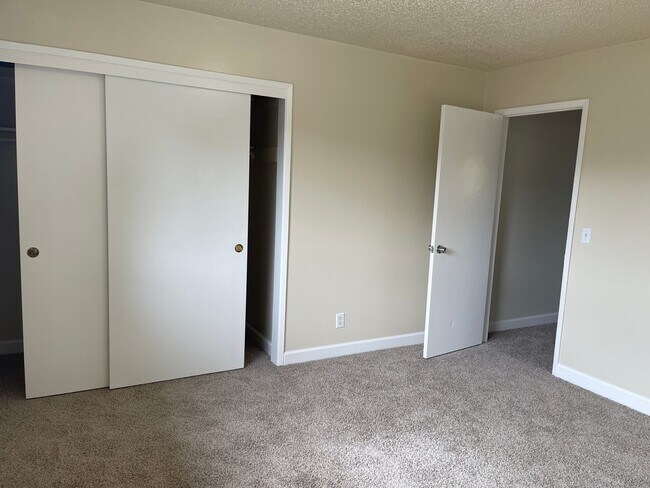 Building Photo - 1323 Edwards Ave