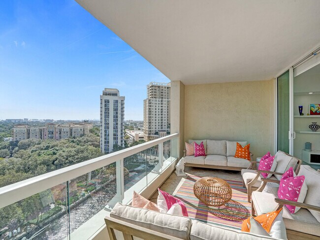 Building Photo - 411 N New River Dr E