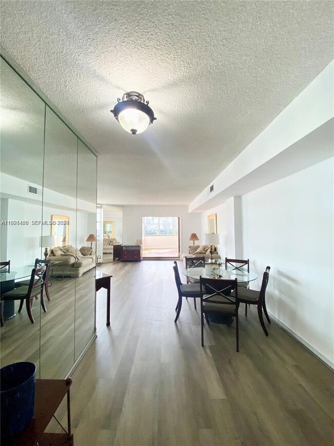 Building Photo - 905 Brickell Bay Dr