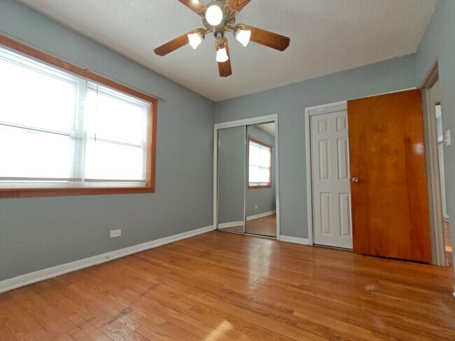 Building Photo - 2437 W Balmoral Ave