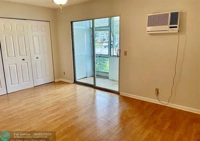 Building Photo - 135 Mansfield D