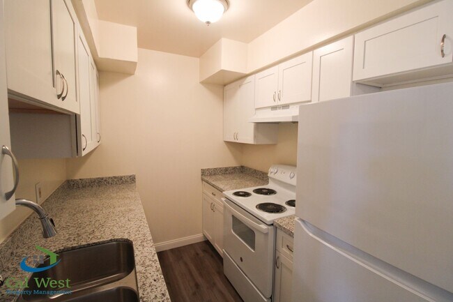 Building Photo - $2495 - 2 Bed 1.5 Remodeled 2 Story Towhn Home Near Keily and Saratoga