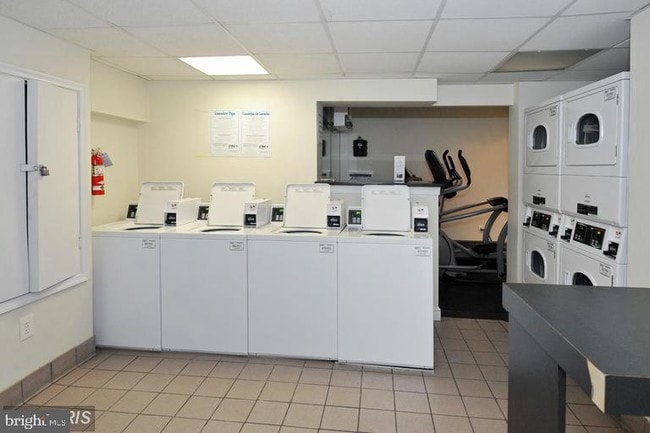 Building Photo - 906 S Washington St