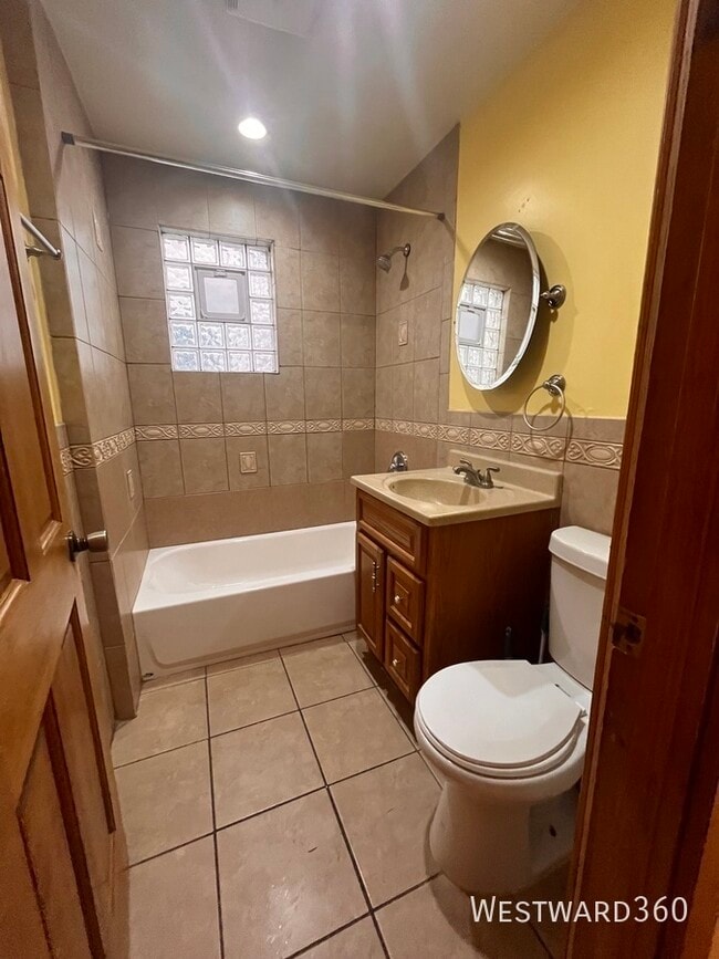 Building Photo - 3110 N Kenmore Ave