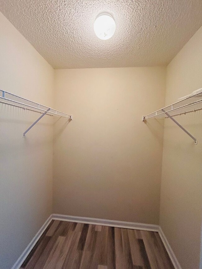 Building Photo - Beautiful Maintenance free 2 bedroom 2 bat...