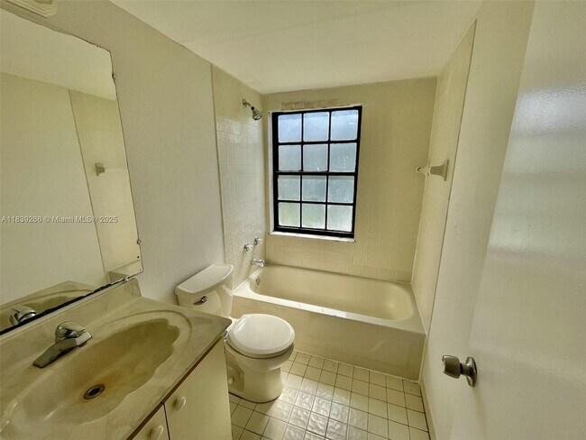 Building Photo - 2624 Riverside Dr