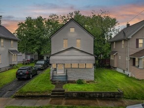 Building Photo - Charming 3BR with Main-Level Suite, Garage...