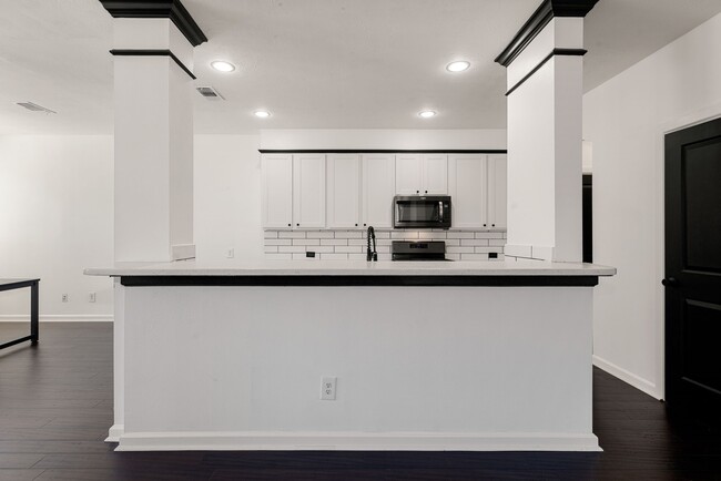 Building Photo - 5350 Brookway Dr