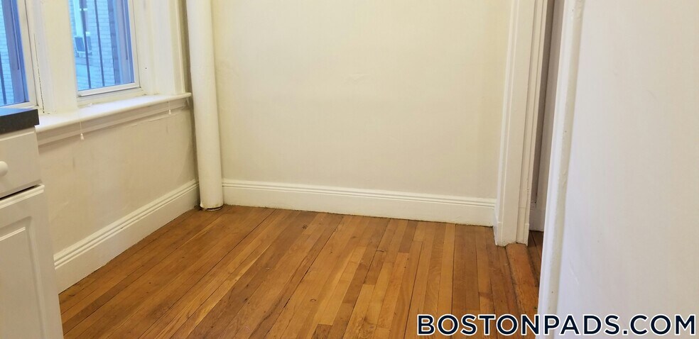 Building Photo - 121 Park Dr