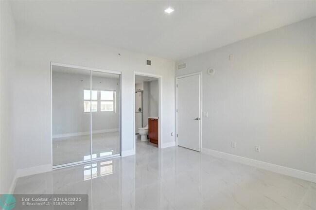 Building Photo - 2650 Lake Shore Dr