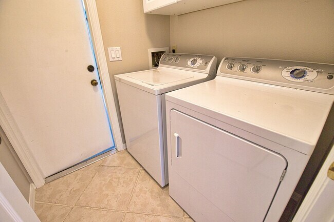 Building Photo - Seasonal Short-Term 2 Bed 2 Bath Heated Pool Villa with a Den in Harrington Lakes at Planation Go...