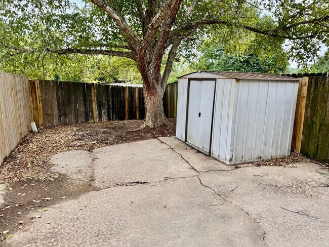 Building Photo - 127 E Pamela Dr