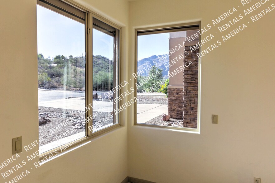 Building Photo - 5032 N Valley Shadows Pl
