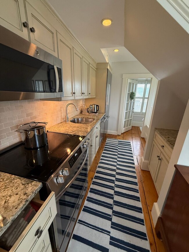Building Photo - 2 bedroom ,1 bathroom unit at an historic ...