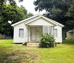 Building Photo - Cozy 2-Bed, 1-Bath Home with a large backyard!!