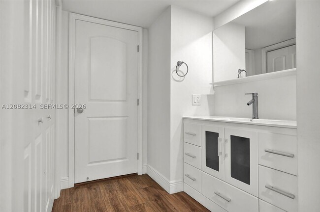 Building Photo - 520 Brickell Key Dr