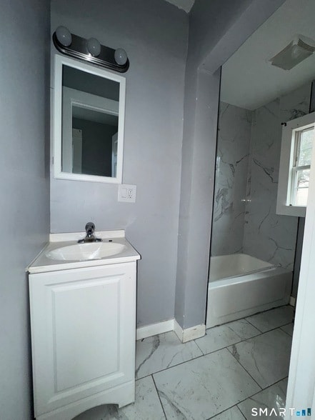 Building Photo - 154 Frank St