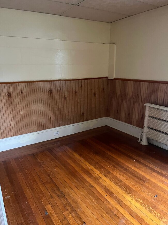 Building Photo - Sunny 2 Br / 1 BA Apartment in quiet area of Middleboro