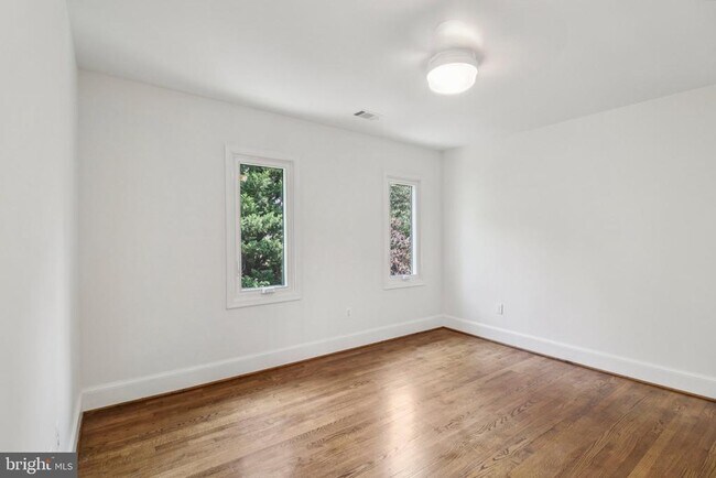Building Photo - 3233 Ellicott St NW