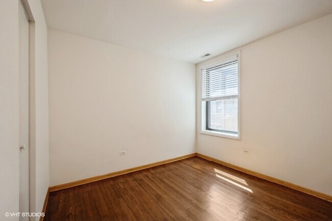 Building Photo - 1367 W Sunnyside Ave