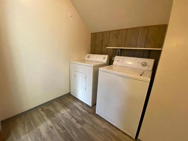Building Photo - Spacious 3 Bedroom 1.5 Bath Duplex