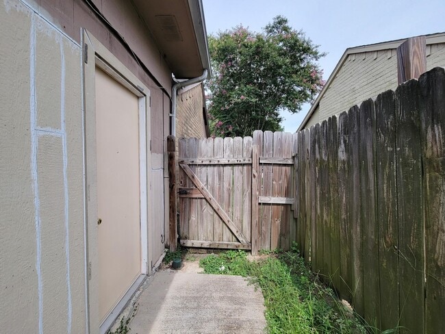 Building Photo - 17423 Ranch Country Rd