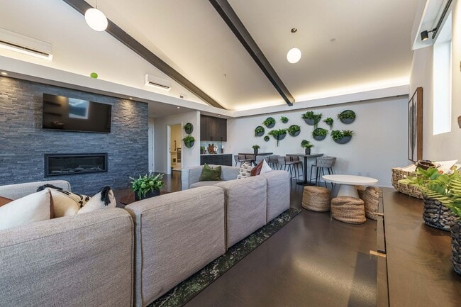 Building Photo - Charming 3-Bedroom, with Office and 2 Bath...