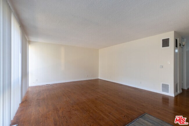 Building Photo - 11133 ROSE Ave