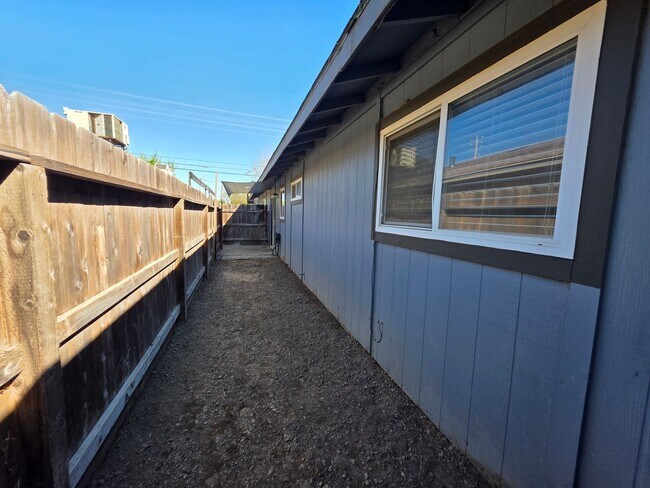 Building Photo - Gareth Ln - Triplex