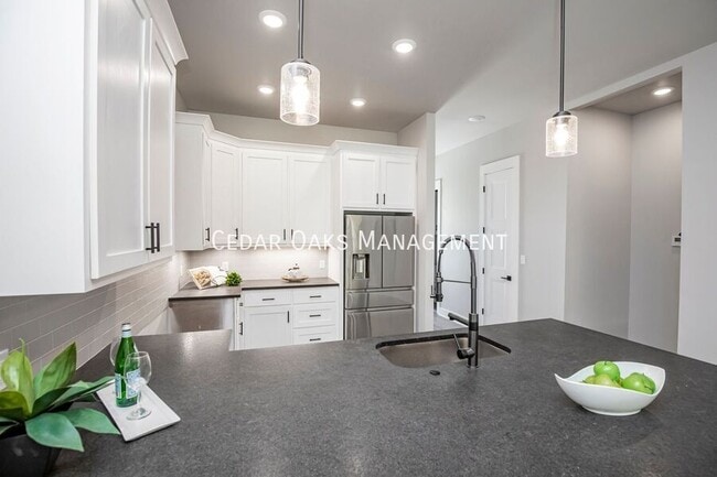 Building Photo - 122 E Mountain St