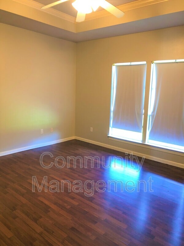 Building Photo - 221 Briarhaven Dr