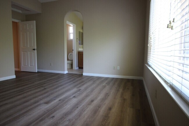 Building Photo - 4 Bedroom Home in Cloverdale