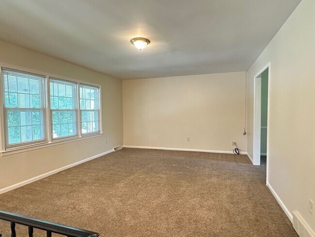 Building Photo - Beautiful House in Tates Creek! 3 BR, 2.5 ...