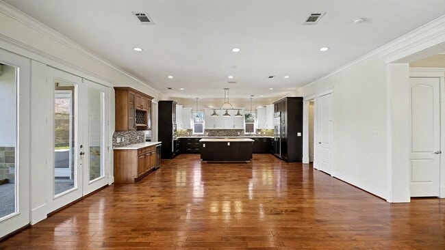 Building Photo - 726 W 30th St