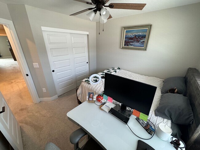 Building Photo - Modern 3-Bed, 2-Bath Townhome with Spaciou...