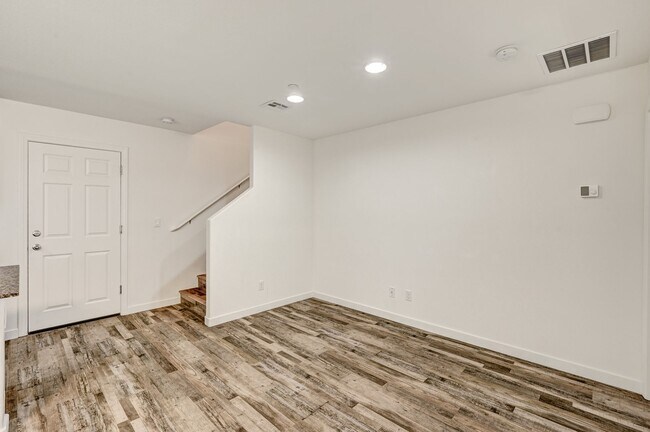 Building Photo - Exquisite Townhome - Life of luxury