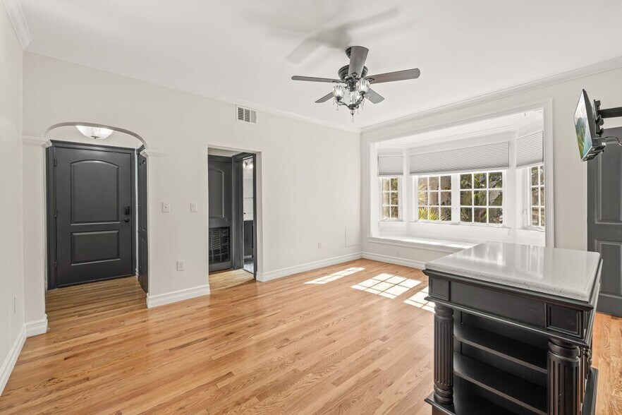 Building Photo - 2117 W DEKLE, L-2