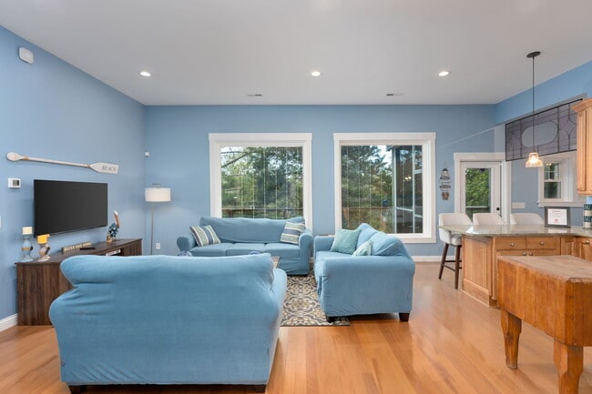 Building Photo - 211 Lewis Dr