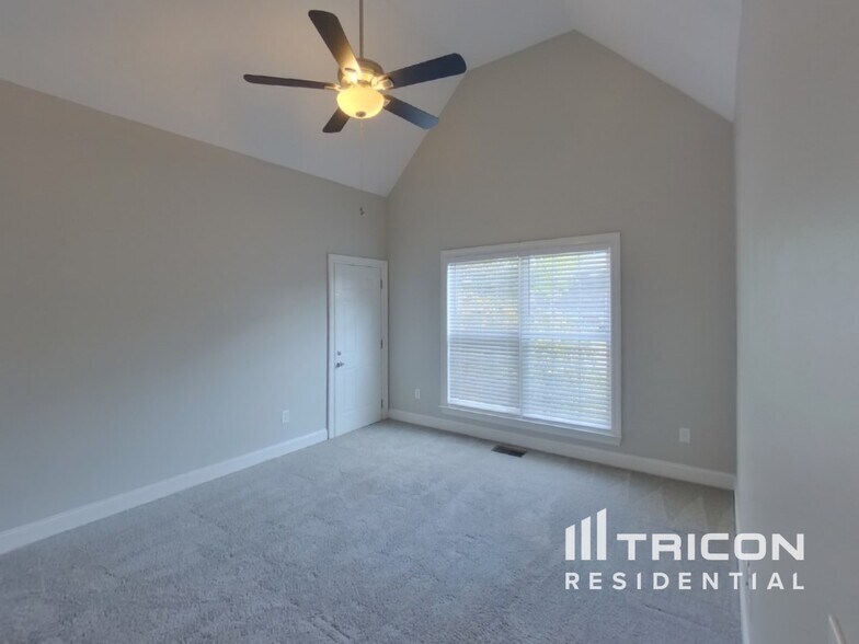 Building Photo - 435 Titans Cir
