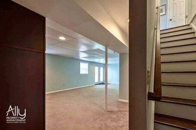 Building Photo - 170 W Rosewood Dr
