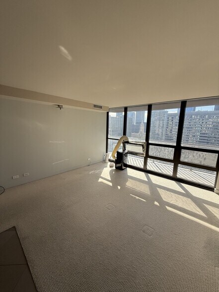 Building Photo - 10 E Ontario St