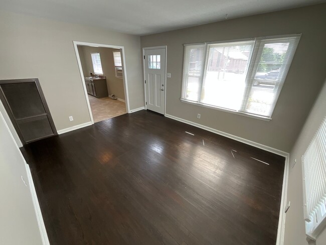 Building Photo - Lovely 2 Bed, 1 Bath Brick Ranch near UNC-...